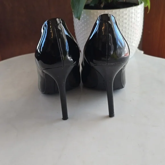 Guess black patent leather stilettos. - Picture 4 of 6